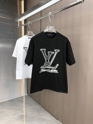 lv。2025春夏新款 字母Logo圆领短袖T恤，春夏休闲穿搭必不可少，原版纯棉面料。完完全全体现在高级审美的做工上，做工更是精致大气，Z立体感超强，非常惊艳，