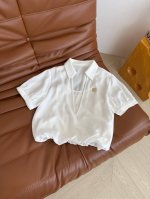 假两件设计感 25春夏 V字小金属装饰假两件上衣 衬衫翻领深V设计 拉长整个身型视觉感 内里是可调节长度的小吊带内衬 下摆立体抽褶做法 完美的假两件时髦感 采用