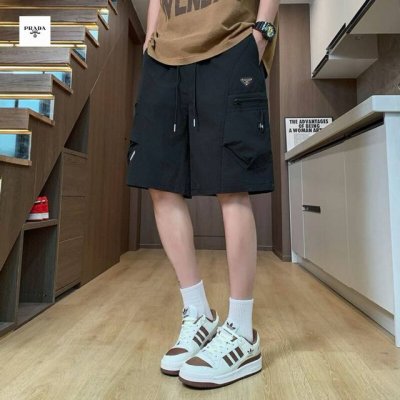 prada普拉达海外版25Ss新款三色高品质Ins大口袋户外工装短裤 裤子版型宽松 细节完美 水洗全棉工装面料耐磨耐脏 立体裁剪宽松版型 进口机器印花反复水洗不