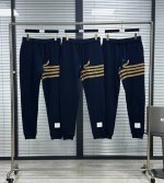 短裤 Tb蛇年限定短裤 25Ss刺绣限定系列 巧妙的将蛇形造型和品牌经典四条杠融合，并手工以金线刺绣镶嵌，使整体造型更灵动富有生命力，属蛇的小伙伴们一定要入手