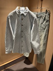 Dior 迪奥2025早春新款男女同款衬衣 品牌最新设计元素 既不单调也不复杂,恰到好处的展现品味 客供定制进口牛仔面料 面料独具的高奢立体感呈现简约优雅气质
