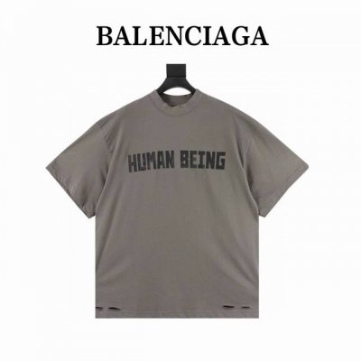 balenciaga 巴黎世家 Human系列字母破坏不规则下摆短袖T恤 采用平纹针织面料，不对称底部 正面饰以Human Being艺术作品印花字 颜色低调，
