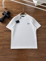 P210 【新品】蓝色标！！！2025夏季新品Pr*Da 男士圆领短袖T恤 。Os设计裁剪,兼具个性时尚范儿,与生俱来的不平凡.单穿内搭皆适宜 极简休闲的经典风