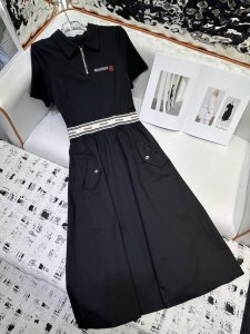 miumi* 25Ss新款翻领连衣裙 字母绣花字母织带装饰 中长款版型 两色三码 Sml