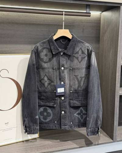 Louis Vuitton 路易 威登 渐变暗纹大印花黑灰牛仔外套 版型这块简直绝了，经典直筒修身设计，能完美贴合身体曲线。把肩部线条衬得超利落，腰部轮廓也显得