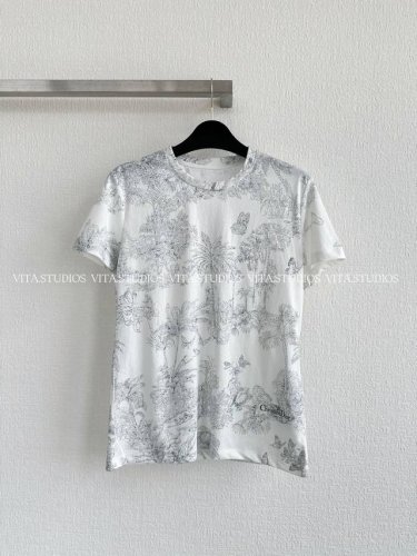 爆款少量现货 树林素描印花T恤 选用100%纯棉，天然亲肤，具有极佳的透气性与吸湿性，穿着舒适自在，尤其适合夏季穿着。 采用进口康丽机数码直喷印花技术，进口环保