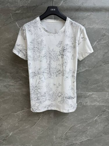 高版本出货啦 D家丛林印花T恤 2025春夏系列 圆领领口设计 水墨画丛林印花图案 复古又高级 采用棉质亚麻混纺面料 轻薄舒适亲肤 正常版型 上身显瘦又气质 商