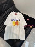 diese*25新款印花短袖T恤。这件T太绝！独特的“Dieselcore”字样搭配咬过的苹果印花，街头潮流感满满，个性又吸睛。宽松版型，面料亲肤舒适，上身无束