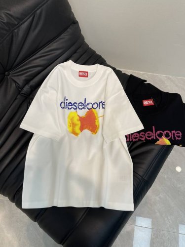 diese*25新款印花短袖T恤。这件T太绝！独特的“Dieselcore”字样搭配咬过的苹果印花，街头潮流感满满，个性又吸睛。宽松版型，面料亲肤舒适，上身无束
