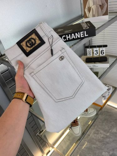 Gucci 古奇 2025Ss春夏时尚新品 高端奢华定制浅灰蓝直筒牛仔裤，客供水洗弹力面料 精仿棉纱混纺 面料舒适柔软 经典小五金配饰 品质卓然 极度奢华 上身