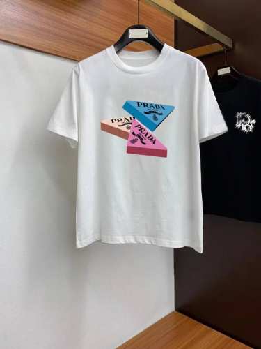 普拉达# 2025春夏新款首发专柜最新款短袖圆领T恤 高端订制 设计前卫时尚 品牌Logo重工艺设计 高端定制260克面料.手感柔软.穿着舒适.专柜级别精致车线