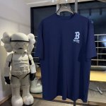 p140Mlb 洋基涂鸦背标大Logo 面料：采用260克双沙纯棉 绣花：采用田岛精密绣花机 印花：采用进口数码印1-1精准定位 工艺：采用4针6线（普通工厂完