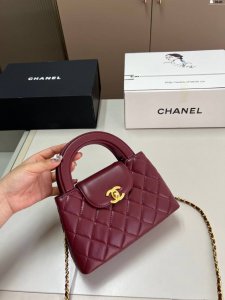 香奈儿 23K Kelly 手提链条包 Chanel 叱咤整个秀场，简直美绝了～ 简约又复古的小手提很灵魂很舒适。 N-41尺寸20×12折叠盒飞机盒