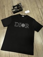 Dior短袖T恤 工艺：刺绣 码数：S~Xl 颜色：黑色 白色 面料：精梳紧密棉盖棉280G 柔顺手感，做工细致。男女同款宽松版型！