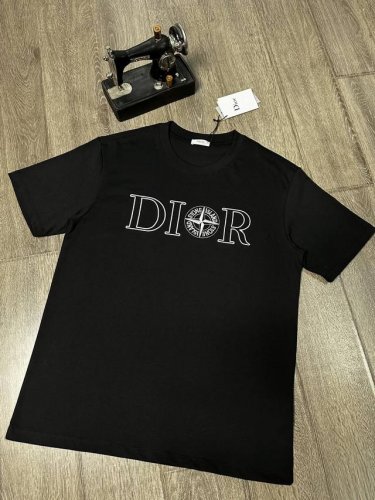 Dior短袖T恤 工艺：刺绣 码数：S~Xl 颜色：黑色 白色 面料：精梳紧密棉盖棉280G 柔顺手感，做工细致。男女同款宽松版型！