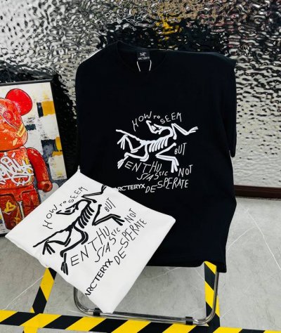 鸟 Arc‘Teryx 始祖鸟25夏季新款印花休闲宽松情侣款 短袖T恤1031 细节:版本一比一复刻，吊牌 领标 水洗。 面料：采用40织双纱320克面料，原版