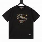 Evisu 25Ss 海鸥织锦布贴常规版型T恤 这款T恤的前面有海鸥织锦布贴，金线勾勒出精致的细节，搭配金色祥云和山海图案，还绣有三种不同颜色的家花，整体设计更