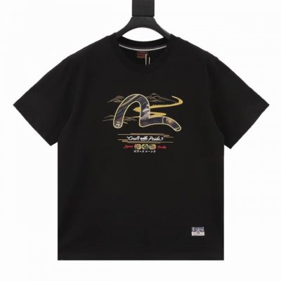 Evisu 25Ss 海鸥织锦布贴常规版型T恤 这款T恤的前面有海鸥织锦布贴，金线勾勒出精致的细节，搭配金色祥云和山海图案，还绣有三种不同颜色的家花，整体设计更