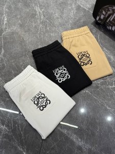 loew*E 25Ss夏季情侣短裤五分裤.....当季超级最新.好看实穿 搭配 口袋下方罗意威订制皮牌.后兜位字母Logo绣花工艺真心不错.裤身采用100%36