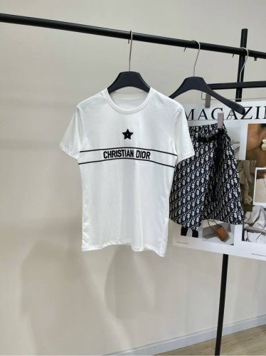 Dr白色幸运星刺绣T ，面料：全棉 颜色：白色 Dsummer ｜新款幸运星T恤 经典* 标志条形印花短袖 没有面料是100%棉柔软透气不闷热 上身挺括有型，整