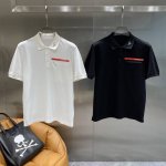 普家 prada polo衫沉稳大气，领口处精致的品牌小标，低调又奢华。胸前红色的“prada”标识，超醒目，瞬间提升时尚感 小口袋设计增添了细节与实用性。 面