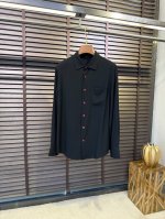kito&肯2025Ss新款衬衣。采用高克重天丝莱赛尔混合面料，自然光泽，非常高级，立挺有型；扣子饰以品牌字母Logo图案，辨识度极高，时尚感满满；微阔版型，立