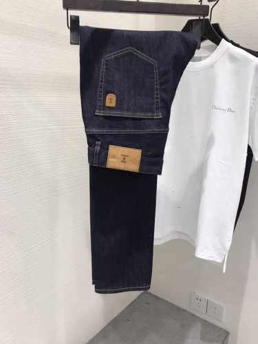 新品 Ber家族时装款商务休闲牛仔裤，香港洋行渠道货，重磅级品鉴奢华之物，高级成衣系列，25年春夏新品，上海国金旗舰店在售款！ 设计感超强的一款牛仔裤，个性且腔