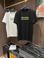 miumiu2025 春夏新款短袖 整体上色泽较鲜明和光亮，手感顺滑揉软，悬垂感特强，质地自然柔软、贴身超级舒服，悬垂感特强！ T恤日常穿搭很自在很实用，超级的