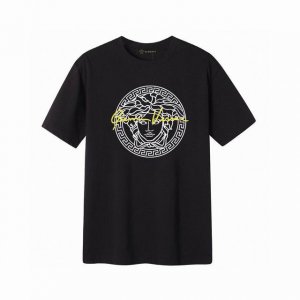 Versace 范思哲字母短袖T恤,简单的设计看起来特别大方 版型剪裁特别有讲究 上身很洋气显瘦内搭外穿都看高密针织圆领设计 平整简约 亲肤透爽 T恤面料的柔软