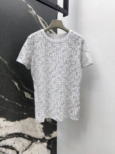 her 25Ss 春夏新品黑白撞色细格子印花短袖T恤 纯棉面料质感上身舒适透气 可盐可甜百搭运动风 随意搭配牛仔裤半裙都好看 版型上身修身显瘦 百搭大气又好穿S