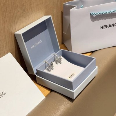 Hefang何方珠宝闪闪蝴蝶耳环轻奢优雅灵动饰品生日礼物，不规则金属边蝴蝶造型注入自然浪漫细节，以锆石圈连接可活动吊坠，随佩戴者灵动摇曳营造视觉惊喜，两色：银白