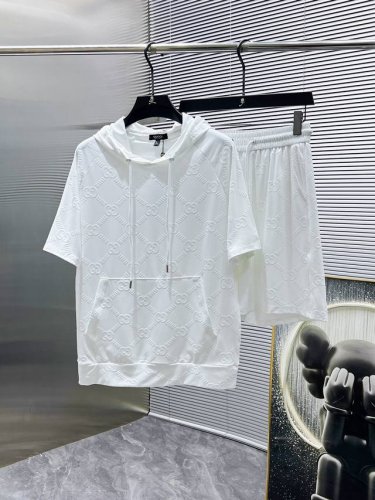 古奇 Gucci 2025Ss夏季新款 休闲 短袖 短裤 套装，高端版本！专柜定制面料 透气舒适度高，细节无可挑剔，品牌元素设计理念，体现高品质。手感细腻柔软！