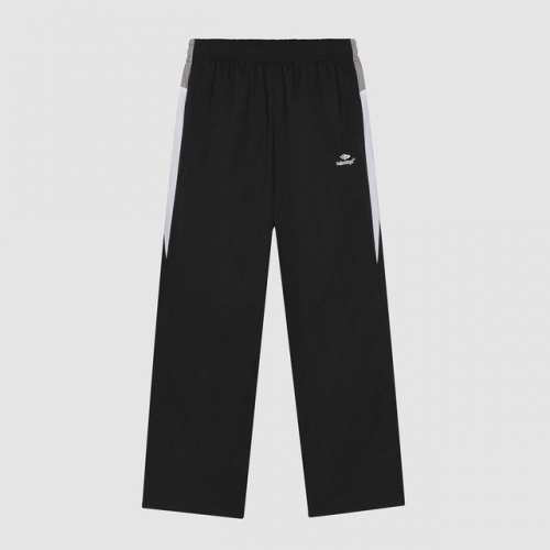 外套：8225# 裤子：8226# 2025Balenciaga 3B Sports运动套装 最高版本 进口尼龙功能性面料，经纬三线混纺，手感舒适透气。采用3D