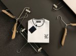 L牌*合身版型M-Xxxl 25春夏顶级黑色领口螺纹搭配立体老花压胶经典短袖，精致工艺专柜面料，顶级元素融合打造，经典短袖3标齐全，潮男时尚，无论是上身舒适度还