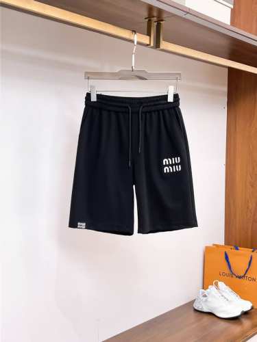 Miumiu 缪缪 三标齐全 2025夏季新款男士休闲短裤，高级定制面料透气面料 透气弹力舒适度极高，细节无可挑剔，顶级辅料配备，原版Logo设计理念，手感细腻