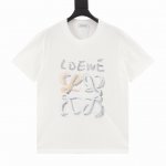 Loewe 罗意威 25Ss 线条刺绣Logo短袖 面料采用32支双纱280克高克重纯棉面料 紧密纺纱工艺，透气性高，上身舒适有垂感，成色的饱和度很高 胸前大标
