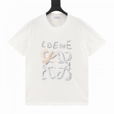 Loewe 罗意威 25Ss 线条刺绣Logo短袖 面料采用32支双纱280克高克重纯棉面料 紧密纺纱工艺，透气性高，上身舒适有垂感，成色的饱和度很高 胸前大标