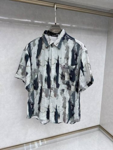 巴黎世家 2025Ss春夏最新款短袖衬衫 上身很有特点 吸睛而有亮点 进口原版面料 棋盘格的设计经典简单而不失时尚 经典大气 舒适透气 上身帅气有型 尺码 M-