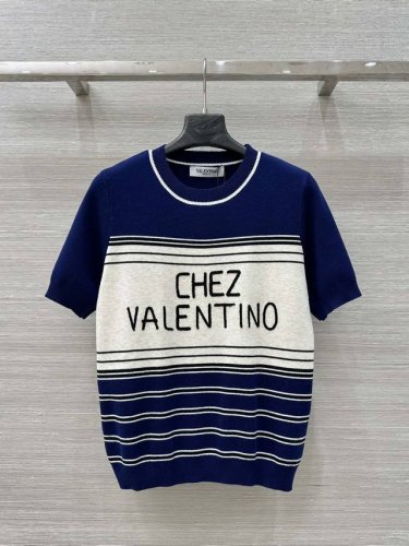 原单品质，独家首发 Val* 25春夏新品，条纹撞色针织短袖！定制Yb羊毛纱线织造 柔软舒适 洋气显瘦 圆领针织短袖剪裁 常规版型穿出慵懒休闲姿态 肩膀以上宝蓝