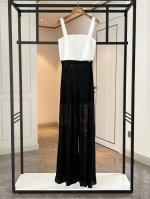 正品級 Chanel 香奈儿 25P 黑白拼接连体阔腿裤.原版操作. 无需对比 ！这款连体阔腿裤采用香奈标志性黑白拼接设计，上身为挺括编织质感的白色吊带马甲款，