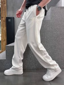 华伦天奴阔腿男裤、男士休闲裤 纯棉面料休闲裤，最新款上身版型无敌正！ 绝对可以闭眼收的一款 此款裤子非常百搭，弹力腰围,日常上班 户外运动都可以穿着，是时尚休闲