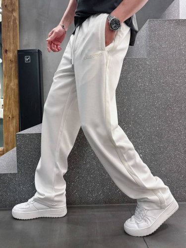 华伦天奴阔腿男裤、男士休闲裤 纯棉面料休闲裤，最新款上身版型无敌正！ 绝对可以闭眼收的一款 此款裤子非常百搭，弹力腰围,日常上班 户外运动都可以穿着，是时尚休闲