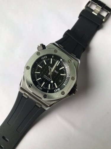 上新 爱彼-Ap入门版A P20420A型号，出自当代最伟大的钟表大师 没有之一 尊达之手，设计粗旷张扬，特殊的八角形舷窗表圈用8颗六角螺钉与表壳紧密结合，辨识