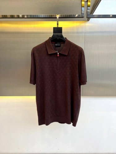 Kiton 海岛棉半拉链翻领T 恤。衣身上是钩花图案，经典polo领设计，衣服触感柔软亲肤，视觉上很精致、有质感、高贵，非常简单也很显品质。早春可作为内搭，夏季
