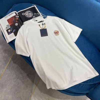 P160Louis Vuittin*24Ss新款，龙年 限定短袖T恤。取材柔软舒适的棉质针织，定制金属链条装饰时髦又高级！经典版型不挑人上身巨显瘦！强烈推荐休闲