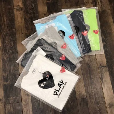 新品上新 川久保玲Play经典金色刺绣T恤“心心” 面料采用240克纯棉双纱食毛面料 双线二本针压线 久洗不变形 双联吊牌水洗 原包装 颜色 黑色 白色 灰色