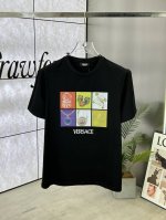 Versace 范思哲 25Ss春夏新品男士康利直喷印花圆领短袖T恤，正面缀饰有抽象品牌标识康利直喷印花设计，打造男士基本款单品，为男士衣橱注入新意。采用80支