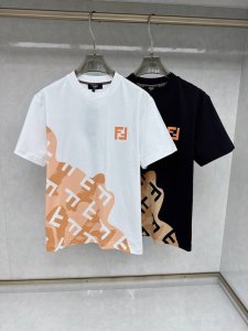芬迪 2025早春新款男女同款短袖T恤 定制专属纯棉面料 定制原版工艺螺纹 胸前重工字母Logo工艺设计 简约大方 从容百搭 档次极高 完美融入时尚还有风情感一