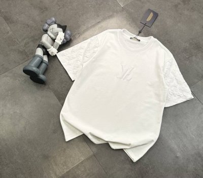 潮牌 路易威登袖子老花拼接发泡点缀情侣款短袖T恤！ 240G双纱潮牌专用棉，纹理清晰，质感满满，同缸定染1×1无色差精密纯棉螺纹，层搭叠穿，自留好货，强烈推荐