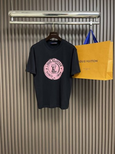 Lv 2025Fw 立体植绒印花短袖T恤，本款T恤以柔软透气的棉质针织裁出休闲廓形。胸前印章点缀多样路易威登经典元素，涵盖品牌创始年份，歌颂品牌的旅行与制箱传承